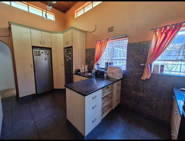 4 BEDROOM HOUSE FOR SALE IN VANDERBIJLPARK SE 2